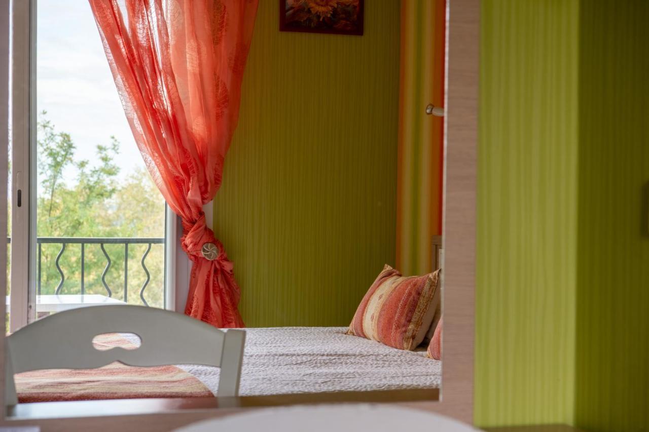 Hotel Aux Tauzins à Montfort-en-Chalosse Extérieur photo