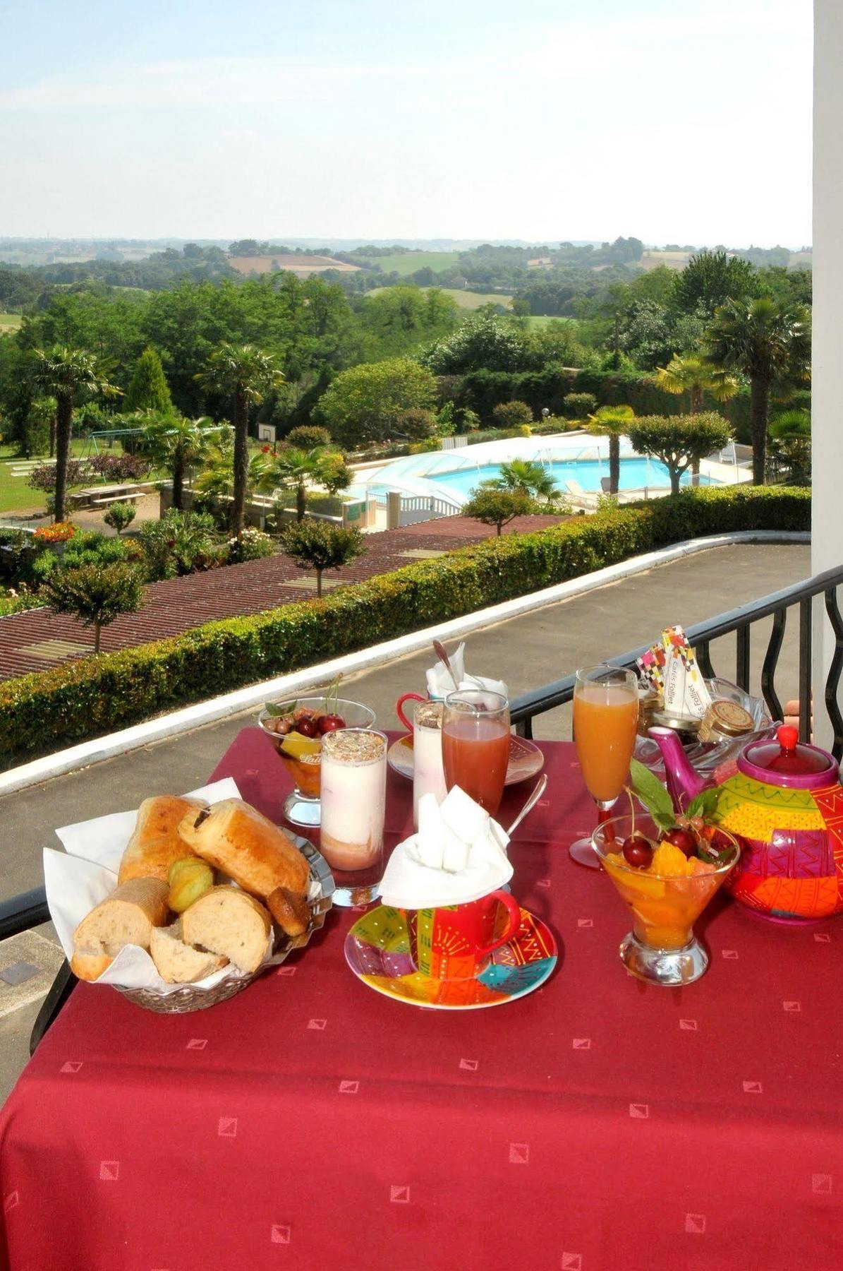 Hotel Aux Tauzins à Montfort-en-Chalosse Extérieur photo