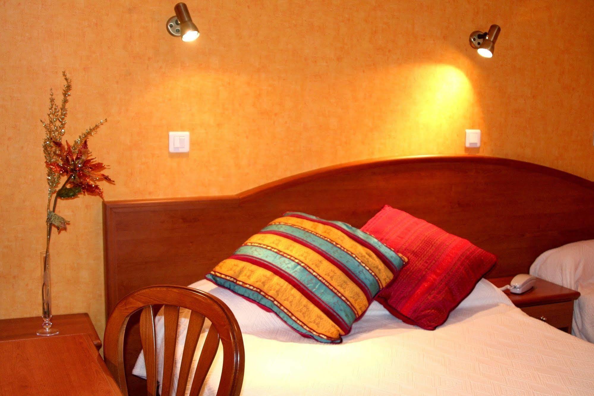 Hotel Aux Tauzins à Montfort-en-Chalosse Extérieur photo